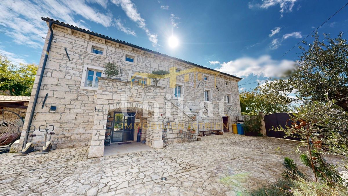 Čudovita posest z dvema kamnitima hišama in bazenom